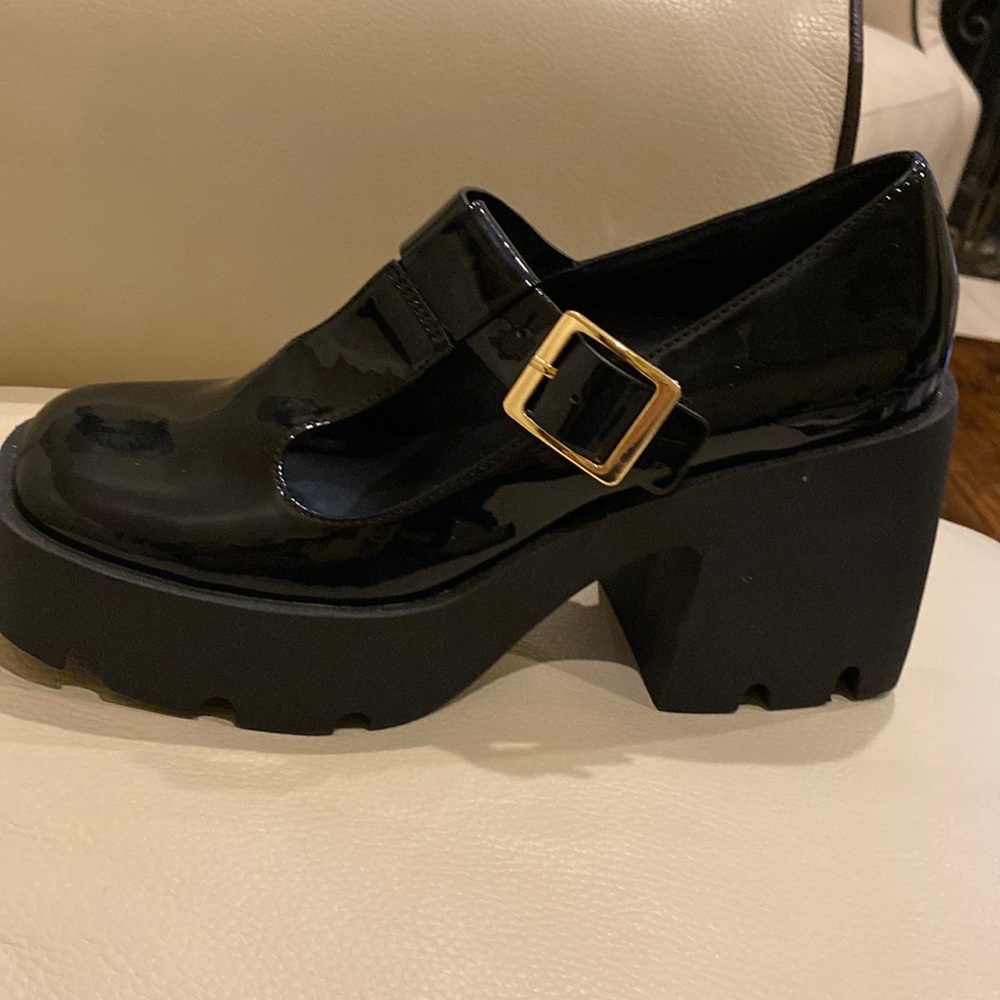 Black patent Steve Madden chunk thick heel shoes.  NEW , size 8.5